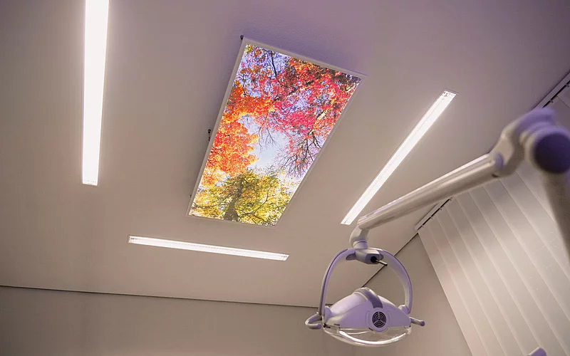 Die Sicht eines Patient. An der Decke hängt ein beleuchtetes Bild.