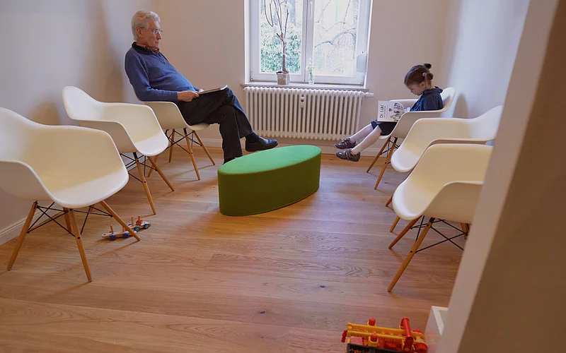 Der bequem gestaltete Wartebereich