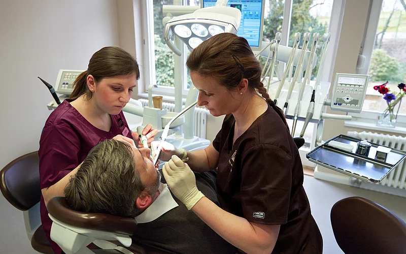 Ein Patient bei der Behandlung